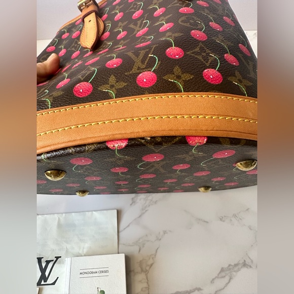 Vintage Louis Vuitton Limited Edition Cerises Bucket Bag with mini pouch - Picture 4 of 16